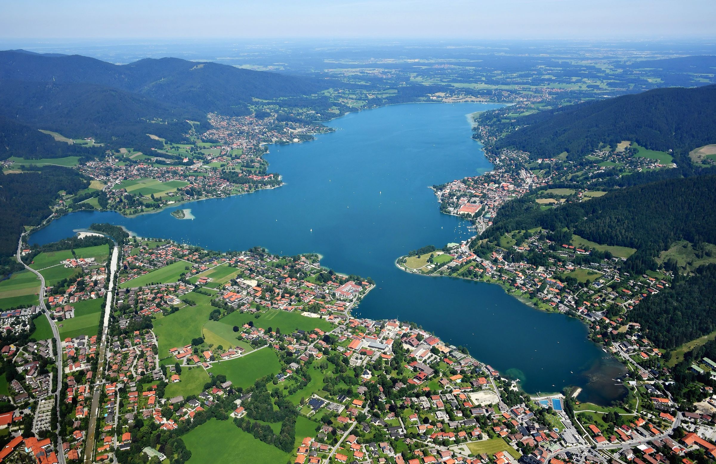 Luftbild des ganzen Tegernsees mit Segelbooten, vorne Rottach-Egern, an den Ufern Tegernsee, Bad Wiessee und Gmund