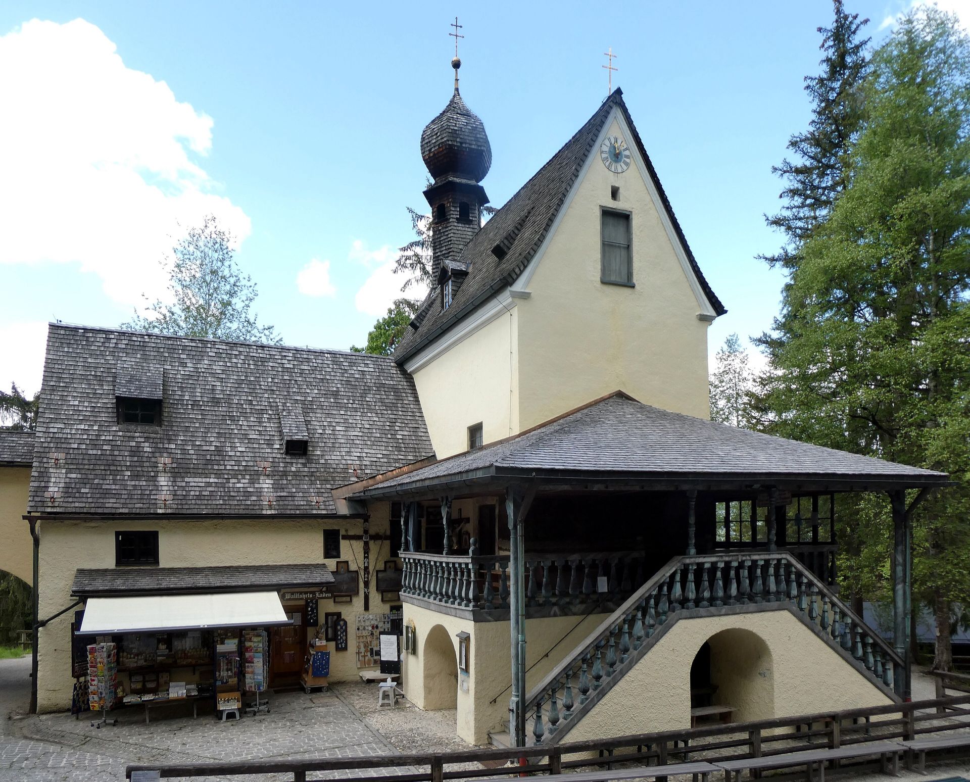 Wallfahrtskapelle Birkenstein mit Zwiebelturm, Freitreppe und Schindeldach